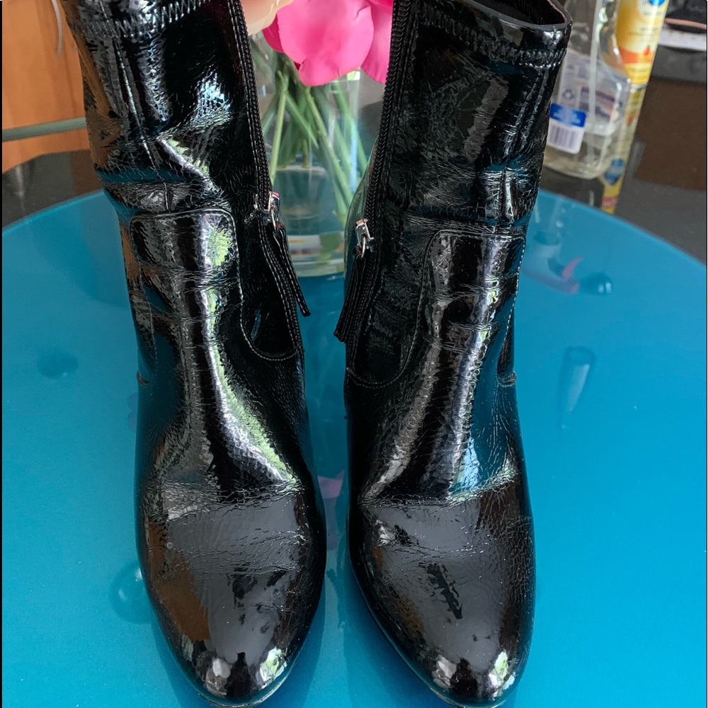 STEVEN MADDEN boots 👢 with acrylic heels.